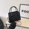 Bolso de Mano para Mujer Texturizado en Relieve de Moda 2025 Nueva Moda Un Solo Hombro Elegante Bolso Cuadrado Pequeño Bolso Cruzado de Mano Simple