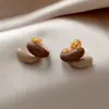 Pendientes de Aguja de Plata Estilo Retro de Hong Kong de Alta Gama Color Maillard Pendientes de Mujer para el Trabajo Estilo Artístico Elegantes de Lujo Ligero