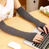 Luvas sem dedos listradas estilo coreano de inverno com buraco para o polegar, punho de manga, mangas quentes anti-sujeira, manga estendida para proteção do braço, luvas quentes