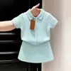 Coleção de verão 2026 nova para meninas estilo coreano: conjunto de tricô azul, com um top de manga curta e gola polo e uma saia, um conjunto de duas peças para meninas