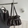 Bolsa PU retrô plissada estilo coreano 2026 com design minimalista, texturizado e moderno, adequada para looks modernos e casuais, uma bolsa de ombro plissada