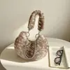 Bolso de hombro de felpa 2026, nuevo bolso de mano vintage de alta gama para otoño e invierno, bolso elegante de lujo ligero, marca nicho coreana