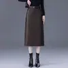 Moda de falda de cuero PU para mujer, nuevo estilo otoño e invierno 2026, de cintura alta, adelgazante, de longitud media, corte holgado, falda lápiz que favorece la figura