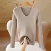 Camiseta básica de cuello en V para mujer, nuevo suéter pullover de otoño e invierno, corte ajustado y favorecedor, top de punto para usar en capas, venta al por mayor para comercio exterior