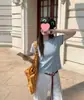 Nueva camisa de punto de manga corta de verano versátil para el trabajo, refrescante y versátil, de manga corta para mujer, rejuvenecedora, holgada y estilizada, camisa blanca