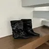 Colección de otoño del caballero: botas de cuero de moda con detalles de hebilla, diseño de pierna ancha, tacones gruesos y punta cuadrada, botas de moda versátiles estilo francés 2026