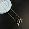Broche Estilo Garota Doce e Cool Picante Colar Coração Cruzado Totalmente Diamantado para Mulheres, Corrente de Pescoço de Luxo Leve de Nicho Acessório de Corrente para Suéter