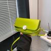 Bolso de Hombro Pequeño Cuadrado de Moda Estilo Coreano 2025 Nuevo Nicho Texte Bolso Baguette para Viajeros Color Caramelo Trendy