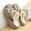 Pantuflas de Algodón para Hombre Invierno 2024 Nuevos Hogar Suela Gruesa Forro de Felpa Cálidos Zapatos de Algodón Sensación de Goma EVA Zapatos de Algodón de Punta Cerrada