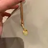 Nuevo Collar Colgante de Pala Dorada con Diamantes Completos Estilo Chino para Mujer Cadena de Clavícula de Cuerda Trenzada Estilo Creativo de Lujo Ligero Cadena de Cuello de Alta Gama de Moda