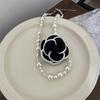 Collar de Camelia Blanco y Negro Vintage Diseño de Nicho Femenino Elegante Collar con Perlas de Imitación Estilo Chanel Accesorios Multiusos