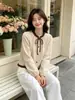 Otoño 2026 Nueva Camisa de Manga Larga con Bloques de Color y Adorno de Oreja de Madera Estilo Francés para Mujer, Top Elegante, Versátil, que Afina la Figura y Reduce la Edad
