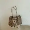 Bolso cubo de moda transfronterizo con lunares, diseño de nicho, hebilla de cinturón, bolso de hombro y cruzado, versátil para el trabajo, bolso de mano vintage