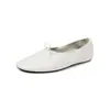Sapatos brancos de couro femininos feitos de couro bovino de alta qualidade, com sola plana, novo modelo de outono, couro genuíno por dentro e por fora, bico redondo, laço, sapatos confortáveis de corte baixo