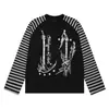 Camiseta masculina de manga longa estilo rock retrô americano, com listras pretas e brancas, mangas raglan e estampa de grafite de guitarra, um top moderno