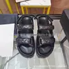 Sandálias de Velcro Xiaochangfeng Versão de Luxo em Estoque para Mulheres, Modelo Novo 25, Sapatos Romanos de Solado Grosso, Sapatos de Praia com Fivela de Metal e Pérola