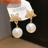 Pendientes de Flor de Zirconia y Perla Blanca Lunar Chapados en Oro Real de 18K Pendientes de Lujo Ligero Pendientes de Gama Alta