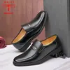 Zapatos de hombre marca Dragonfly modelo nuevo 2026 piel suave antideslizantes estilo chino nuevo suela suave versátiles casual de negocios zapatos de papá para hombre