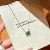 Dulce y Lujoso Nuevo Producto: Collar de Acero de Titanio con Circonita Cuadrada Esmeralda, Exquisitamente Incrustado con Diamantes, Cadena para Clavícula Versátil y Moderna