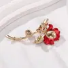 Nuevo Broche de Rosa Roja con Elegancia de Alta Gama, Elegante Diseño Floral Rojo, Moderno Accesorio de Broche de Perlas
