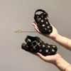 Sandálias Birkenstock infantis da moda com bolinhas 2026 novo verão versão coreana estilo estudante para meninas sapatos de praia ocos de sola macia