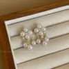 Nuevo Clip para Oreja con Perla de Trébol de Cuatro Hojas y Borla Pequeña Pendientes Elegantes Pendientes Retro de Nicho Pendientes de Lujo Accesible de Gama Alta para Mujer