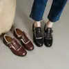 Brock Shoes 2025 Primavera Novo Sapato de Camada Única Feminino Bico Redondo Esculpido Corte Profundo Sapato Baixo Combinando Cores Sapato Britânico de Couro