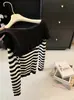 Top de punto con un hombro descubierto, volantes y corte para mujer, Nuevo de principios de otoño, Ropa de mujer, Top de capa base para mujer