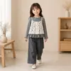 Conjunto de otoño para niña 2026, nuevo conjunto de camisola con estampado floral, elegante y moderno, conjunto de tres piezas estilo coreano para niños