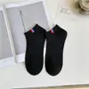 Meias Curtas Caneladas Verticais de Primavera e Verão, Meias Clássicas Pretas, Brancas e Cinzas para o Tornozelo, Meias Esportivas Versáteis Masculinas com Etiqueta Tecida de Três Cores