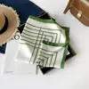 Lenço Quadrado Elegante e Simples Preto e Branco com Estampa Paisley, Lenço Versátil de Alta Qualidade em Seda Sintética, Lenço de Pescoço Profissional Atacado