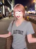 Camiseta de Manga Corta con Cuello en V y Estampado de Letras Estilo Americano para Mujer, Nueva Colección Verano 2025 Estilo Europeo y Americano, Cintura Ajustada, Top Estilo Chica Picante