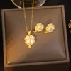 Brincos e Colar Exquisitos de Trevo de Quatro Folhas com Diamantes Completos Moda Feminina Luxo Leve Simples Versátil Pingente Joias de Aço Titânio de Alta Qualidade Venda por Atacado