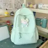 Mochila con estampado de mariposas y ambiente de suave luz de luna blanca, una mochila pequeña fresca y juvenil para escapadas de vacaciones de cuento de hadas.