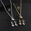 Conjunto de três peças de anel, brincos e colar em forma de losango cravejado de diamantes com agulha de prata, moderno e versátil para o uso diário, acessórios de luxo leve e de alta qualidade