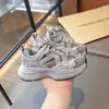 Zapatos casuales de cordones para niñas, nuevo estilo otoño 2025, zapatillas para correr infantiles, suela blanda, antideslizantes, versátiles, modernos, zapatillas tipo "dad shoes" para niños.