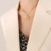 Lindo Popular Estampado de Palma Huella Dactilar Circonita Incrustada Colgante Irregular Collar Acero de Titanio Chapado en Oro Nicho Sentido de Diseño Accesorios