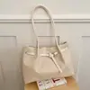 Bolsa tote de gran capacidad para principios de otoño de 2026, bolso de hombro para el trabajo, bolso de mano con patrón tejido de nicho, cesta tejida para mujer