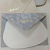 Sobre de terciopelo Morandi con texto estampado en oro y diseño floral en relieve irregular, sobre para tarjeta de invitación para banquete