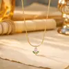 Moderna e luxuosa, esta colorida corrente de aço titânio com tulipas de diamante é uma peça delicada e única com um estilo doce e charmoso.. É um novo design floral que complementa qualquer look e é perfeito como uma corrente para a clavícula.