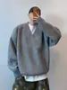 Nova coleção outono/inverno 2025: Suéter de tricô casual retrô americano, gola V de caimento relaxado, peça de outer wear de cor sólida para homens