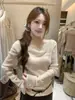 AS OFFICIAL Blusa de Manga Larga con Hombros Descubiertos y Cuello Drapeado, Empalmada con Pedrería y Adorno de Perlas Estilo Francés Suave 28906