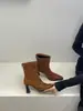 Primeiro Encontro Temporada Botas de Cano Curto Salto Alto Retrô Femininas 2026 Outono/Inverno Estilo Europeu e Americano Tendência Suede Elástico Salto Agulha