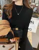 Otoño e invierno Nueva camiseta básica de cuello medio para mujer, suéter interior elegante de manga larga ajustado, suéter versátil de color liso