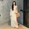 Conjunto de tres piezas de punto casual para mujer Zhang Keer Otoño 2026, incluye cárdigan, top de tirantes y falda, en color Té