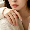 Anillo de banda fina de coloridas gemas en degradado de estilo suave Anillo de banda fina Anillo de banda fina Ovalado nácar combinado con circón amarillo Joyería de mano exquisita de nicho para el día a día