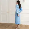 Vestido midi plisado de cuello en V profundo con mangas abullonadas, con abertura alta, estilo francés elegante para la noche, pieza única, 2026