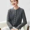 Cardigã de cashmere macio e aconchegante estilo francês para mulheres, com gola redonda, botões de pérola e design em tricô de trança, perfeito como uma nova peça de outer wear para outono/inverno