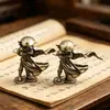 Río Frío Sombra Solitaria Caballero de Latón Mascota de Té Vagabundo Solitario del Jianghu Espadachín Personaje Retro Wuxia Mini Adorno de Cobre para Escritorio
