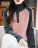 Suéter Tricô Tendência Versátil Feminino Outono e Inverno Gola Meia-Alta Costela Grossa Bordado de Pônei Color Blocking Loose Top Moda